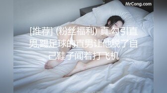  新人苗条嫩妹来大姨妈只能给炮友交，脱下内裤露粉嫩逼逼，交舔屌按头插嘴，活不错换着花样玩