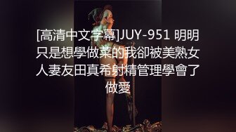 冒死趴墙偷窥房东的女儿洗澡被她家的狗发现了一直叫