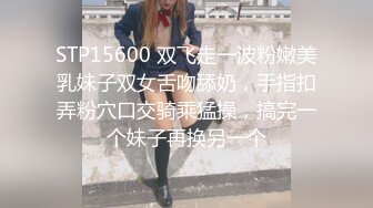  熟女阿姨偷情老外 又舔又亲 被无套输出 完事还送阿姨一条裙子 非常开心