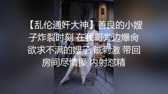 极品淫乱骚婊 4P堪比AV 两手各握肉棒一个舔B (2)