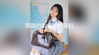 【新速片遞】  那个叼着鸡巴的女孩好可爱，全程露脸听大哥调教给狼友看，大鸡巴深喉口交舔弄，撸着鸡巴全射她嘴里给她吃