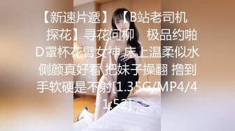 冒死偷拍年轻小夫妻一起洗澡 一边洗一边干