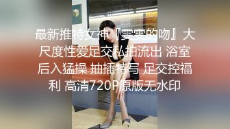 这条母狗是真的骚，屁股不停的扭来扭曲，祈求着被插入！ 小绿龟也很听话，头上套着沾满他老婆淫水的内裤，全程跪的笔直！