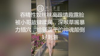 商城女厕偷拍 身材小巧的小妹子 玩手机屁股都要掉到便坑里去了