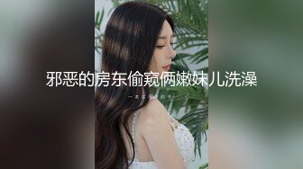 姐妹花露脸一起伺候大哥，丝袜情趣让大哥无套抽插轮流爆草，表情好骚，插了骚穴插菊花疼的乱叫，内射舔鸡巴