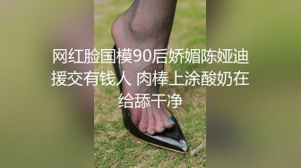 00后小姐妹在床上一起伺候小哥，口交大鸡巴舔乳头，互相抚慰玩弄骚穴和奶子，让小哥床上床下各种抽插爆草1