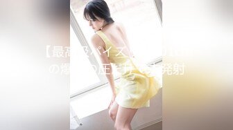 OF大眼萌妹「Yui Peachpie」变态Cosplay小穴被玩具虐的通红后，又被主人猛烈抽插大量中出