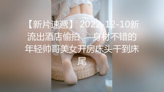 炮友摸肥逼给我看，红色指甲油诱人