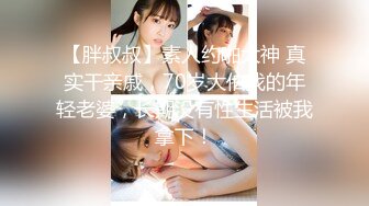 潜入餐厅女厕偷拍两位熟女多毛的大黑B