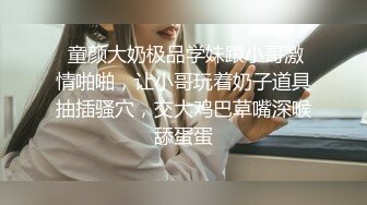  跟小骚逼玩个深夜车震，大鸡巴草小嫩逼，全程露脸车内无套上位激情抽插