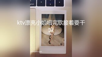 单身女性在家拿着梳子自慰解闷