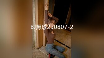  气质文静168CM外围美女隔着内裤摸屌，妹子很听话，蹲着深喉大屌，蜜桃美臀骑乘爆操