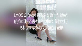 剧情演绎热水器修理工上门维修被两个少妇下药，拖到卧室扒掉裤子双飞。