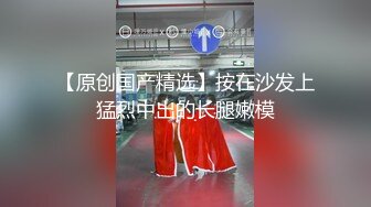    某站很火的一对网红夫妻街上大胆露出车震口爆喝尿