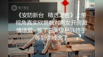 长发御姐美少妇，真会玩厨房橱柜上吸个道具长屌自慰插穴，插插逼来又插嘴