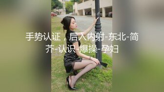  黄瓜双洞齐插白浆四溅，极度骚女激情大战，上位骑乘爆插菊花，开档黑丝高筒靴