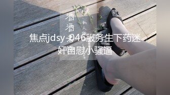 澡堂子偷拍长得很有灵气的小美女非常机灵的看着周围