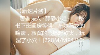 KTV厕所偷拍喝醉的美女趴在马桶上吐✿来个捡尸的屌丝男把她内裤脱了想上她