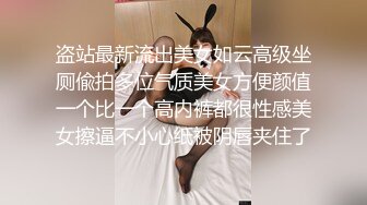 苗条的美妞厕所自拍展示自己的美乳美臀