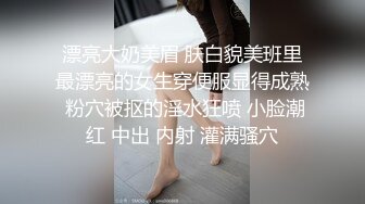 小哥暗访街头按摩站街女，性欲很强刚享受完一家大姐的飞机服务，就走到另一家享受隔壁大姐的口技草逼很猛