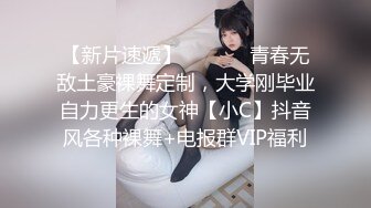 〖女神露出❤️视觉盛宴〗被哥哥强行带去别墅跪在别人家门口露出 时不时的有人开车路过 好害怕别墅主人家突然开门看见 心里有很爽 (3)