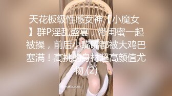 小伙在手机软件上叫了一个妹子 没想到来的竟然是一个美女同事 简直太巧了