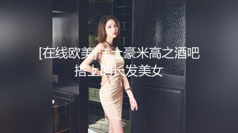 诱人的黑丝嫩模，边吃玉足边做爱：你的脚好漂亮哦，逼逼也好美！