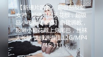 酒店摄像头偷拍小哥和好友一块3P个颜值和身材都不错的美女一边干一边开着手电照