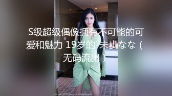  牛仔短裤大长腿贫乳美女和炮友居家啪啪，近距离特写交舔屌