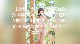 写字楼女厕蹲守套裙装黑丝美女前台 两片与逼齐平的肥唇让人心痒