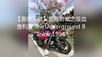 步行街跟随偷窥跟男友逛街的短裙美眉 你们秀恩爱 我看小内内 骚逼卡的真紧