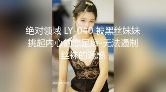 清纯水嫩的大学美女被猥琐眼镜男带回出租屋用超大振动棒搞得淫水直流后再狠狠抽插，这种玩法迟早要被操坏!