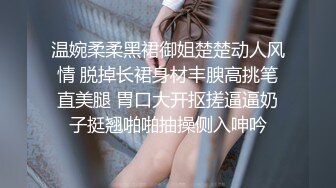 小区保安通过高清摄像头 偷拍小区漂亮的大奶子少妇洗澡