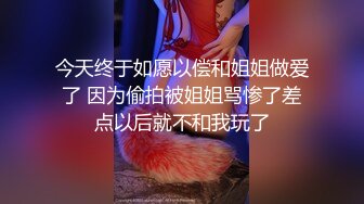   榨汁机小妹妹白丝诱惑跟狼友互动撩骚，按摩棒玩弄逼逼撅着屁股给狼友看