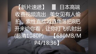 妻子被两个男人前插后操，绿帽在一旁舔老婆的脚，看着两个陌生的男人操自己的老婆