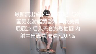 绿奴坐在一旁拍单男后入