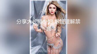 露脸老婆全裸看A片，手指快插高潮出水！