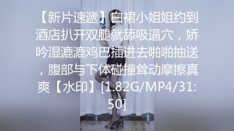 完美身材女友放在电脑桌上操