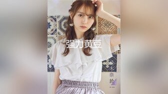 官方售价39元吊带花裙美女和姐妹喝完喜酒在路边等车穿着性感白色微透蕾丝内勒出逼缝隙露出内裤路人视角都能看到