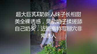 淫荡小骚货嘴里吃一根下面操，闭着眼睛搞得很舒服，两根屌怼脸撸，被尽情蹂躏