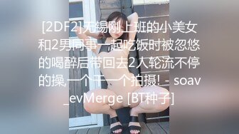 白虎小少妇性感纹身全程露脸跟小哥DD啪啪，口交大鸡巴在沙发上玩弄抽插，主动上位边草边跟狼友撩骚互动