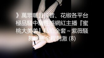 约极品美臀女技师按摩调情,脱下黑丝摸穴舔逼,翘屁股后入套子掉了内射