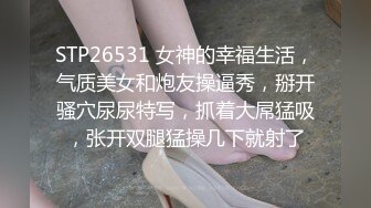 丝袜高跟露脸颜值不错的女模特镜头前发骚，大黑牛假鸡巴深喉舔弄，淫声荡语掰开骚穴看特写，激情抽插好刺激