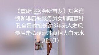 牛仔短裤大奶妹，掰穴手指扣逼特写口交，翘起屁股后入大屁股猛烈撞击