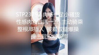 歌厅探花老哥叫了个颜值不错少妇，唱唱歌撩起裙子摸逼，KTV沙发上开操，口交上位骑乘猛操