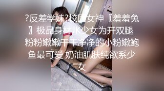 骚骚红唇少妇和闺蜜两女一男双飞大战，撕裆拨开丁字裤揉穴，双女互舔逼边摸蛋蛋猛操，操玩一个再换另一个操