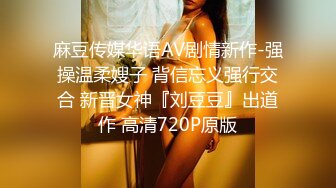 美女尿急找不到厕所，到小巷解决发现被偷拍也无可奈何，憋不住了