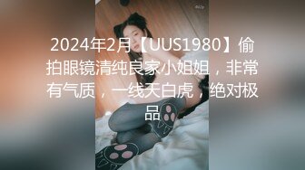  胖哥哥操白嫩女友大眼水灵灵的，黑丝内裤大屁股，无套交啪啪做爱真实拍摄，射在肚皮上