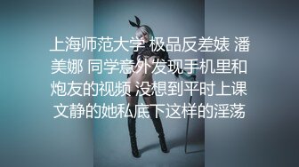 红发黑妞一脸享受的吃着弯曲的大鸡鸡