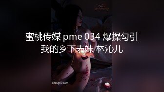 G奶爆乳骚熟女3P伺候，尽情揉捏大奶子，两根JB轮流舔太骚了，扛起腿爆操前后夹击-